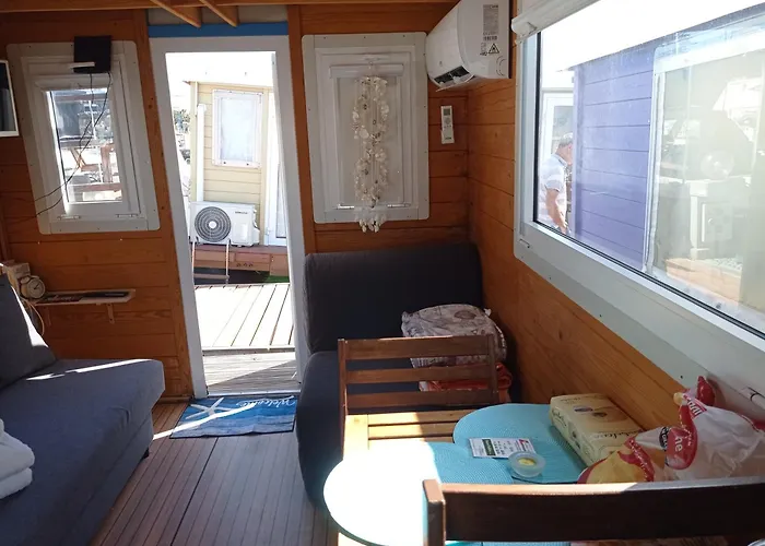 Houseboat Bluseadream Dolphin 2 Botel