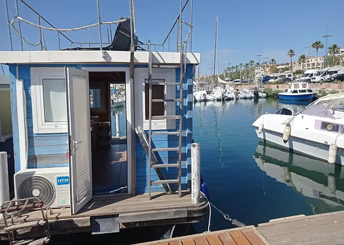 Botel Houseboat Bluseadream Dolphin 2