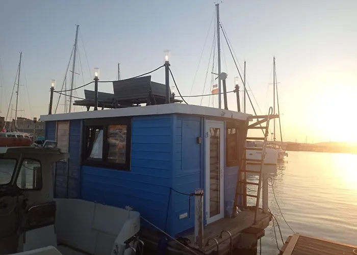 Botel Houseboat Bluseadream Dolphin 2 *